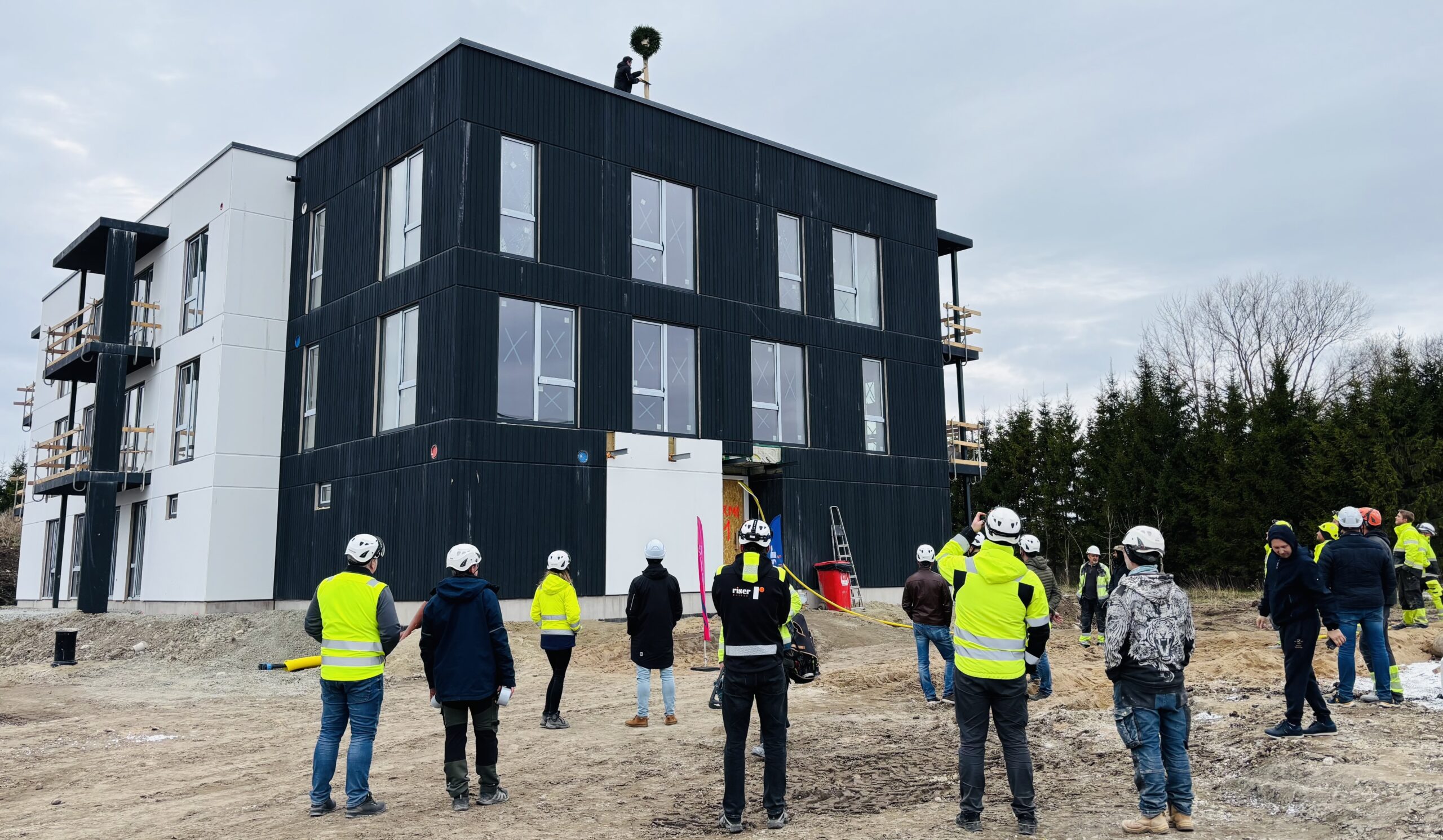 Pilve Kodude arendus Kiilis jõudis olulise verstapostini – 16. aprillil toimus Tormi 5/1 ja 5/2 hoonete sarikapidu. Sarikapidu tähistab ehituse etappi, kus hoon